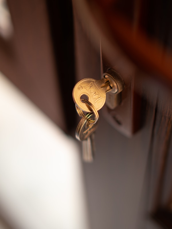 Serrure et clé sur porte