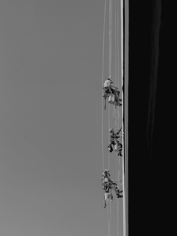 Cordistes en intervention sur façade